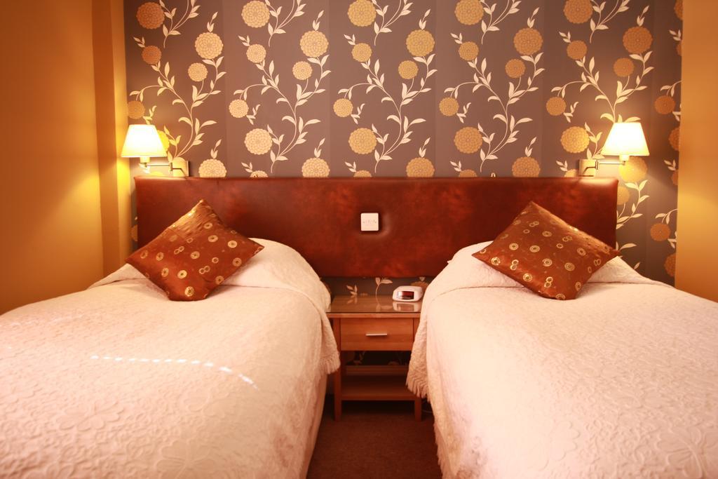 Large Twin Room First Floor Room 6