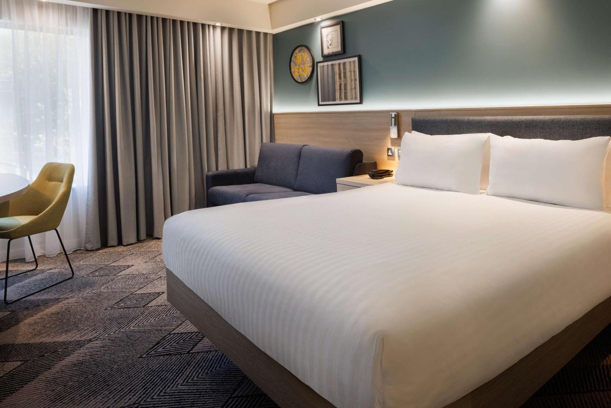 Zimmer mit Queensize-Bett und Schlafsofa