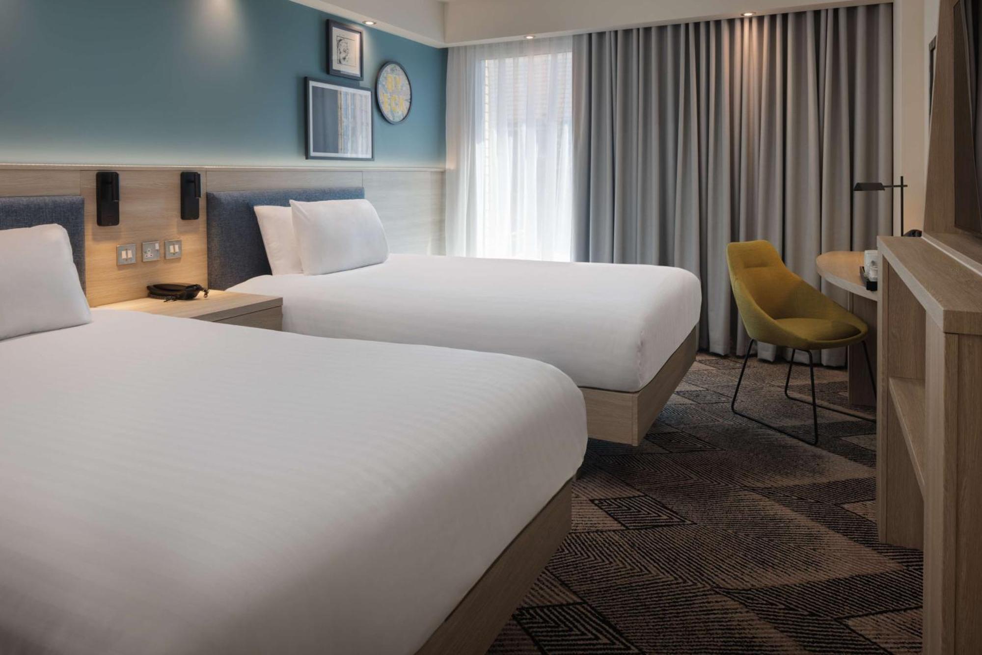 2 Twin Beds Room