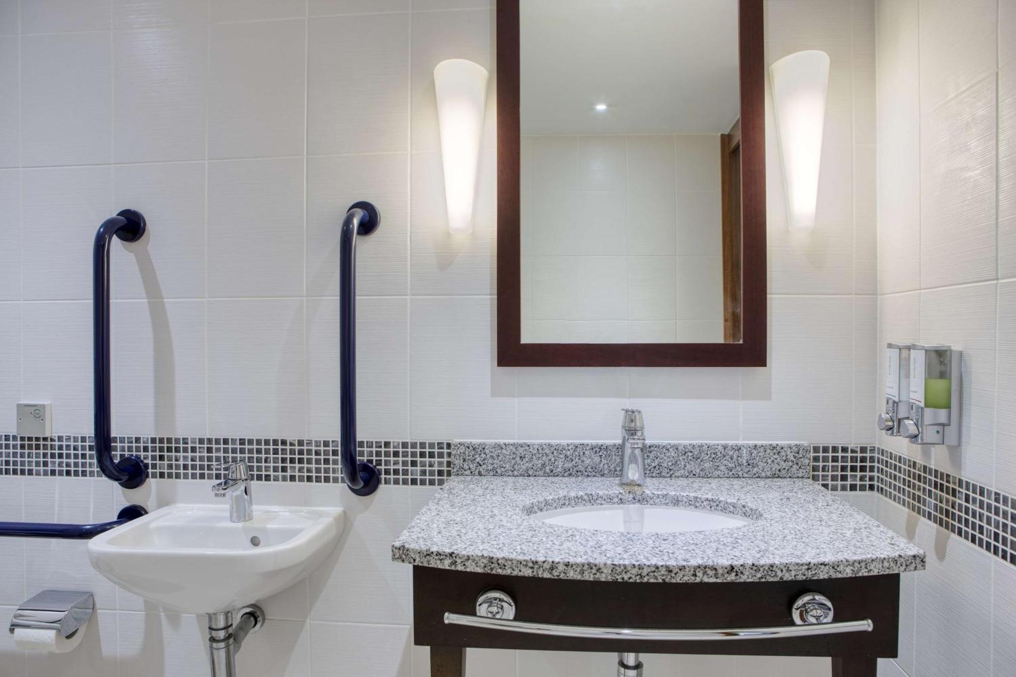 Queen Room Accessible
