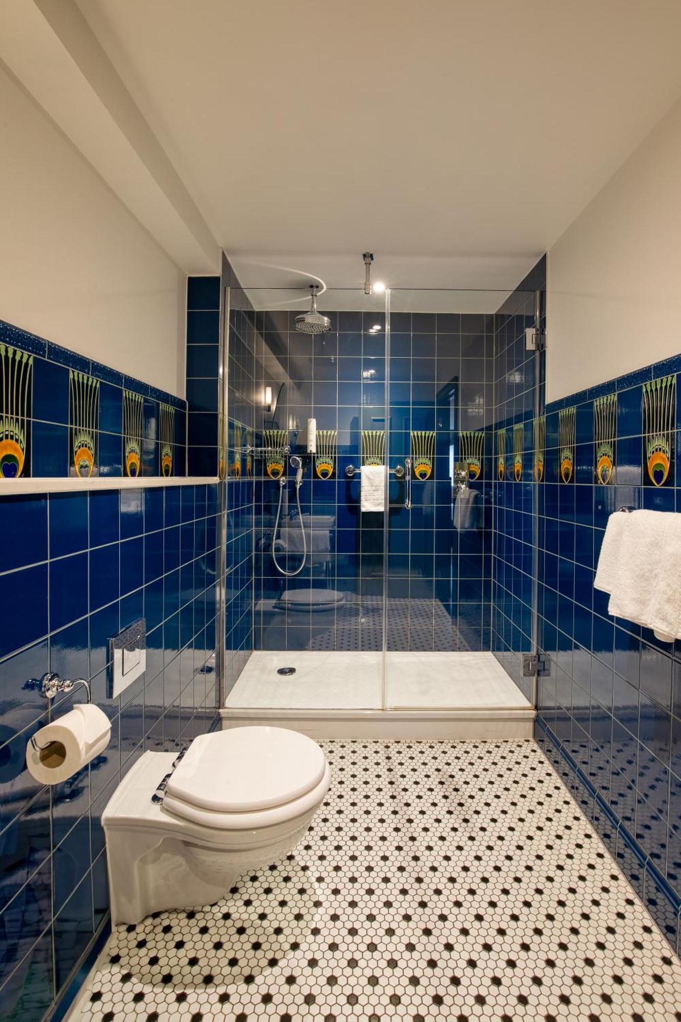 George Walton Junior King Suite